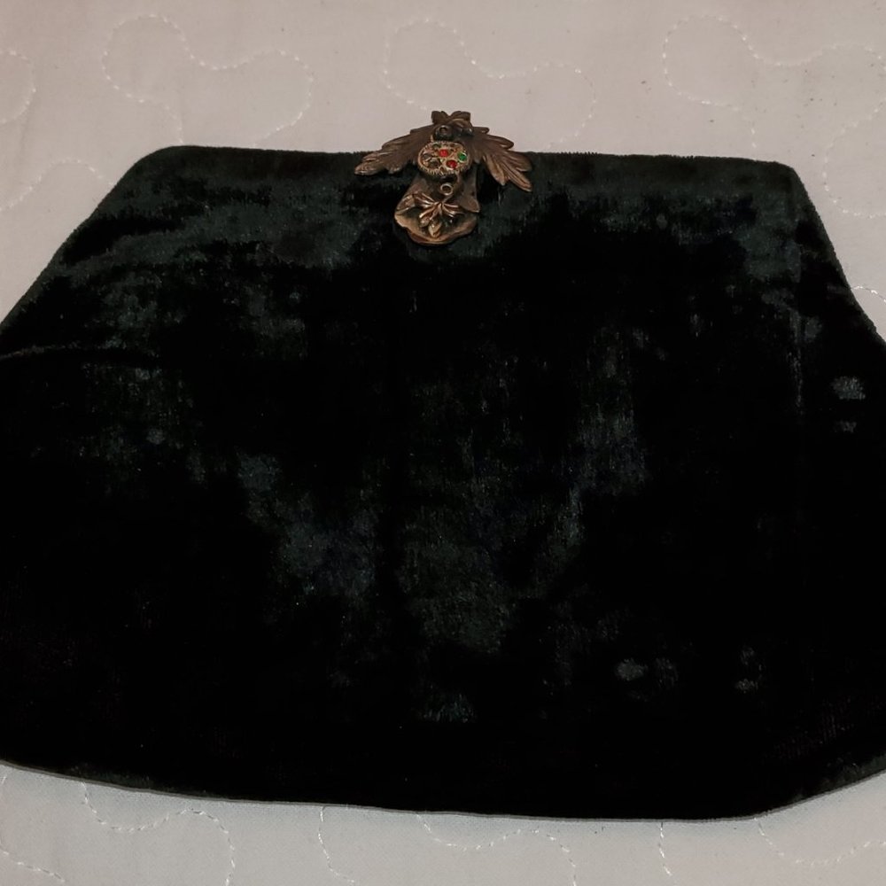 VINTAGE BLACK VELVET EVENING PURSE WITH JEWELED CLASP